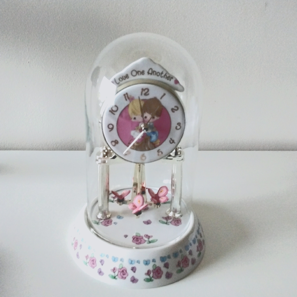 SPINNING BUTTERFLYS CLOCK BRAND NEW
